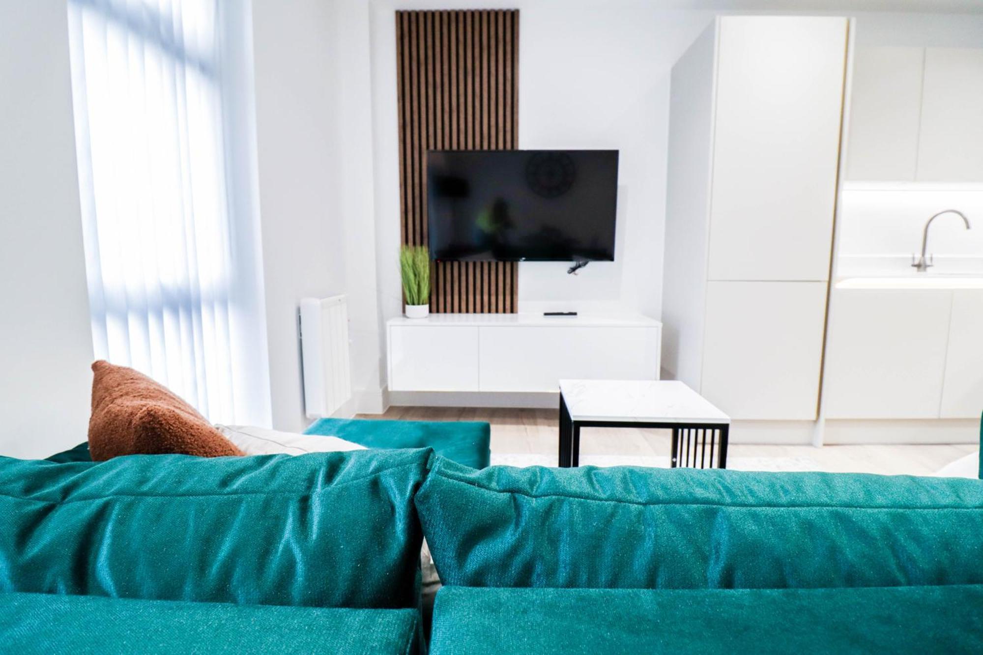 Modern 1-Bed Apartment In Buckinghamshire With Free Wifi, Parking & Garden High Wycombe Exterior foto
